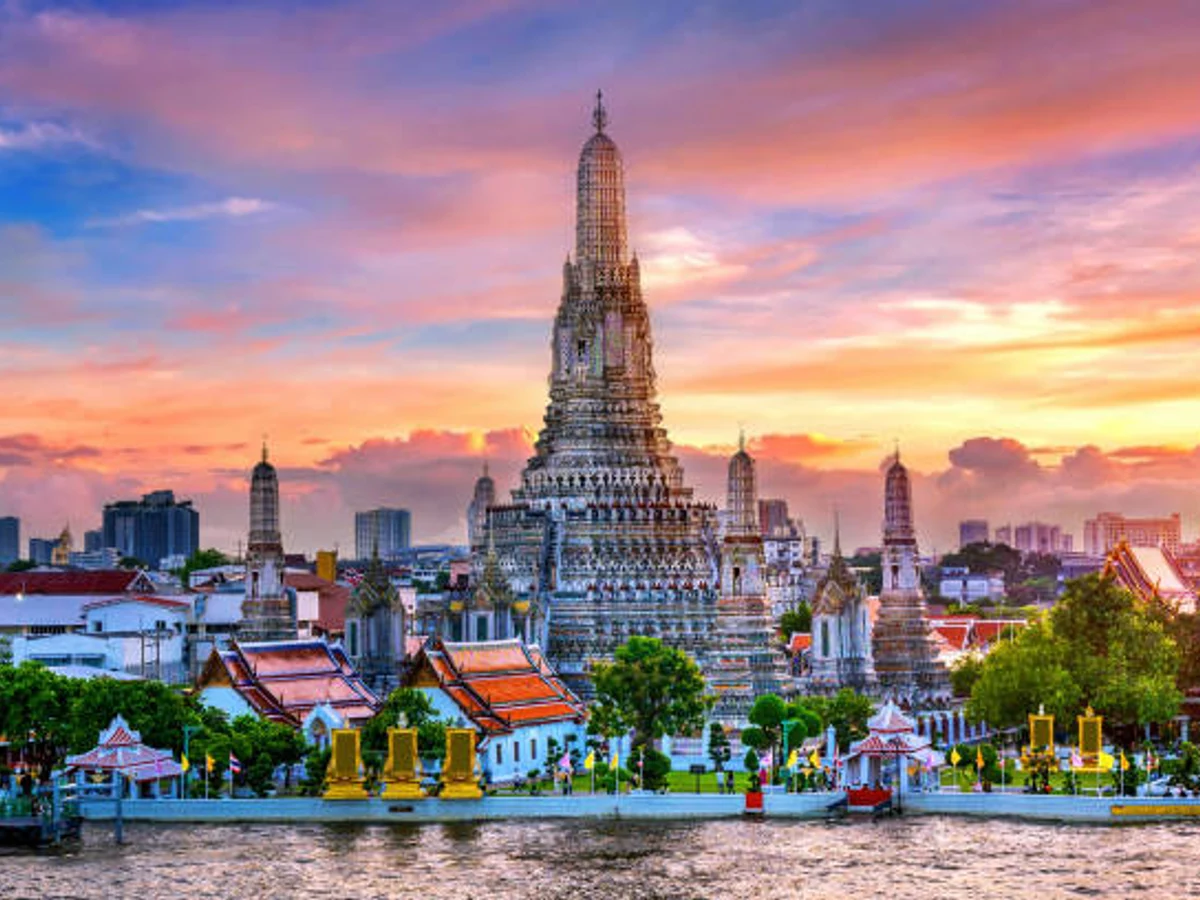 Wat Arun Temple (Wat Arun Ratchawararam) at sunset, Bangkok in Thailand