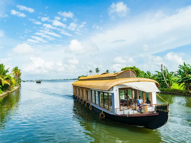 Houseboats floating over the Alleyppey