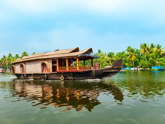 Houseboats floating over the Alleyppey