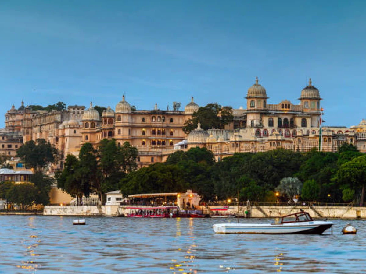 Boat ride on lake pichola with view on city palace of Udaipur
