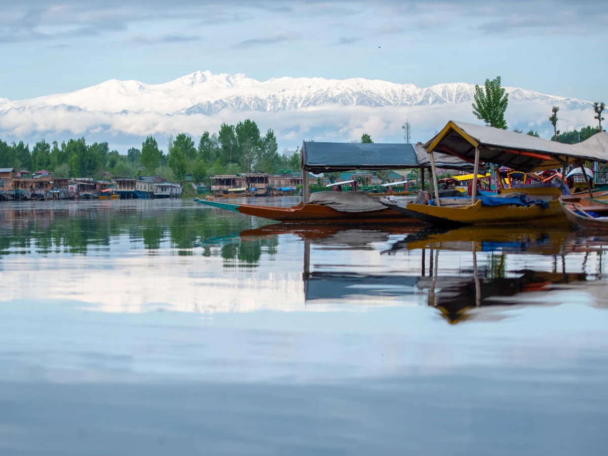 shikara boat ride on dal lake kashmir india