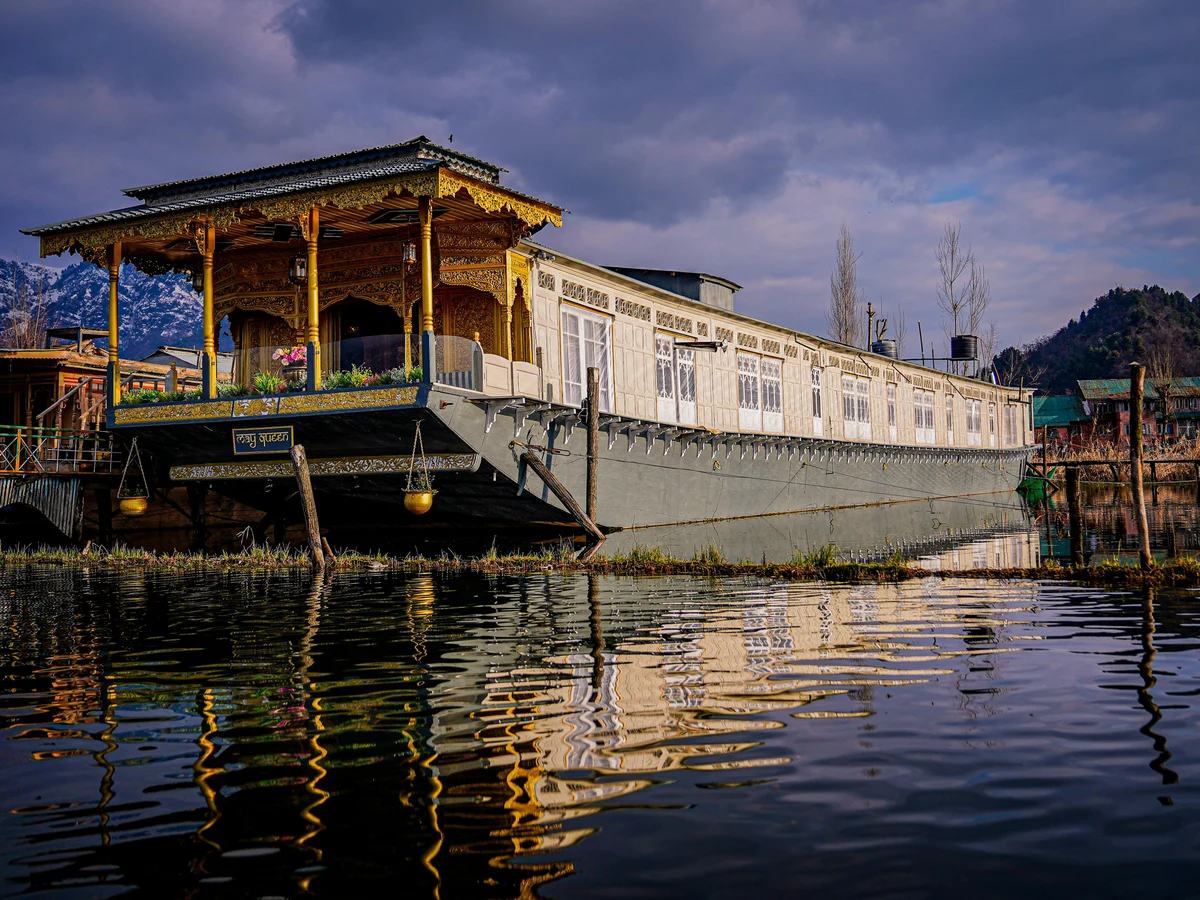Howrah Houseboat in Srinagar