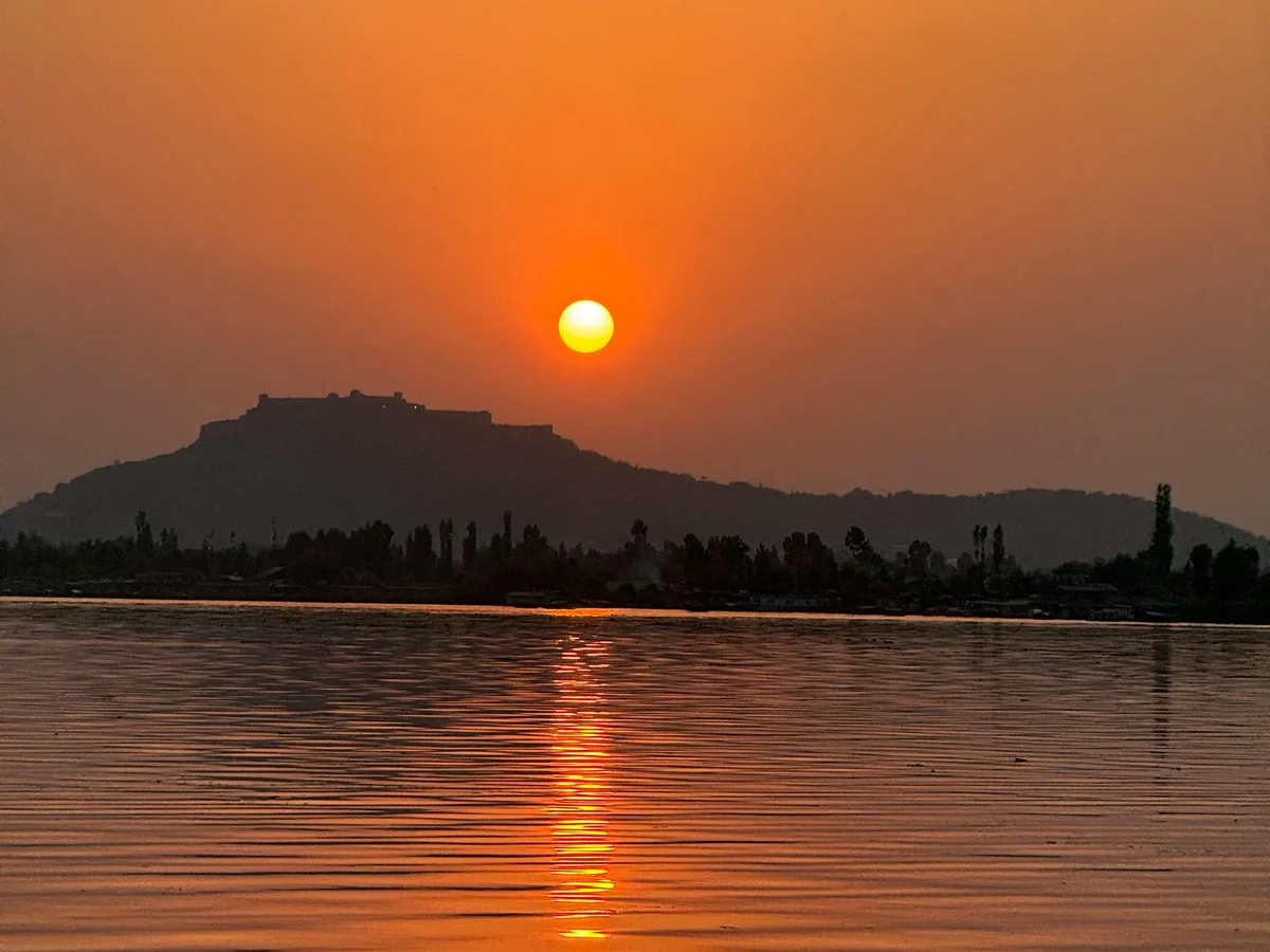 Serene Sunset Over Dal Lake in Srinagar