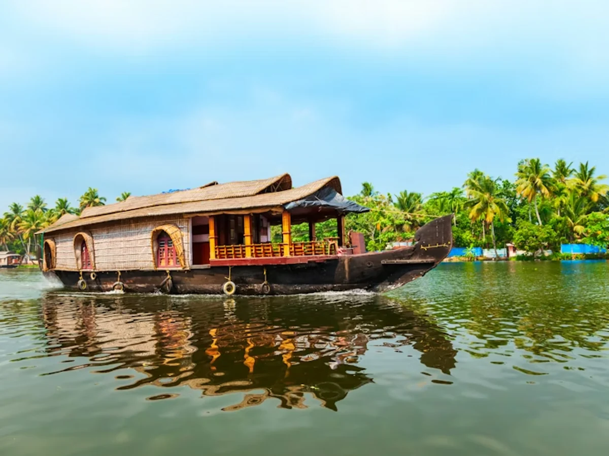 Houseboats floating over the Alleyppey