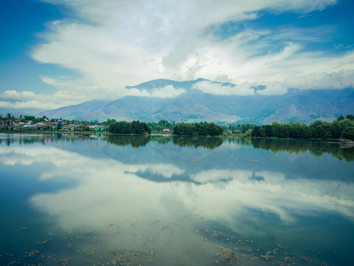 Srinagar City by Dal Lake under Mountains
