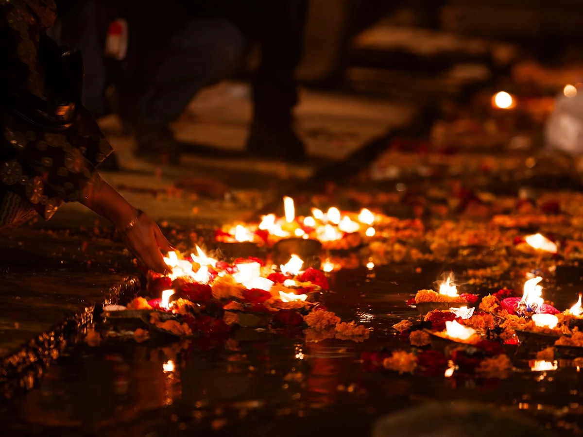People giving Religious offerings and oil lamps, Varanasi, India
